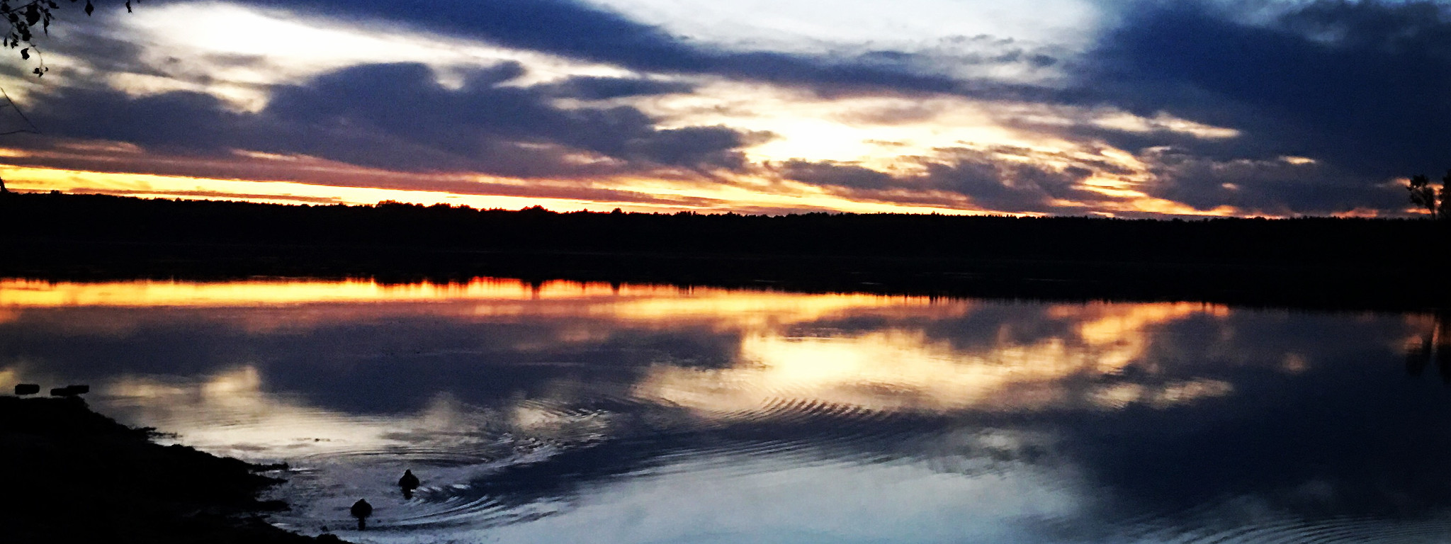 Zachód słońca nad spokojnym jeziorem