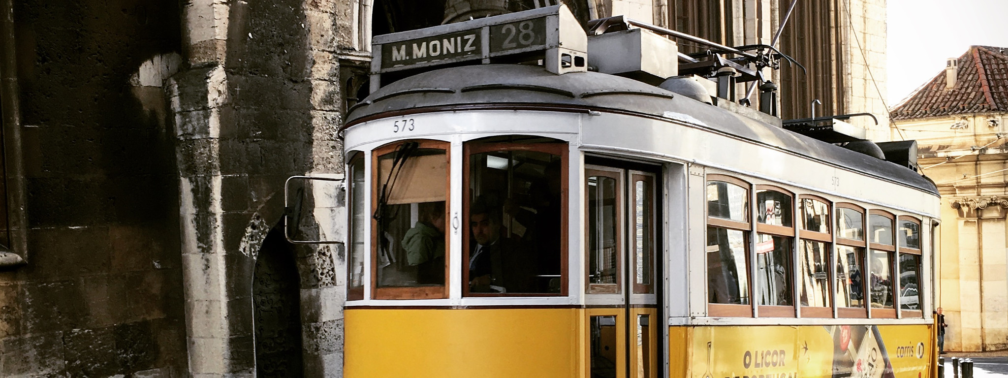 Zabytkowy tramwaj linii 28 w Lizbonie