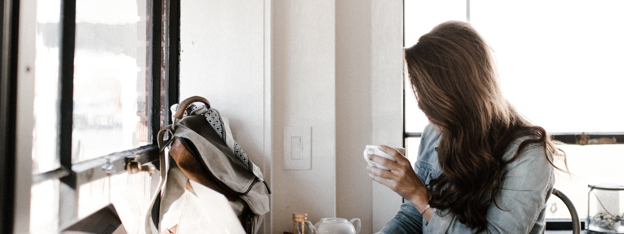 Kobieta spisująca swoje myśli na laptopie.