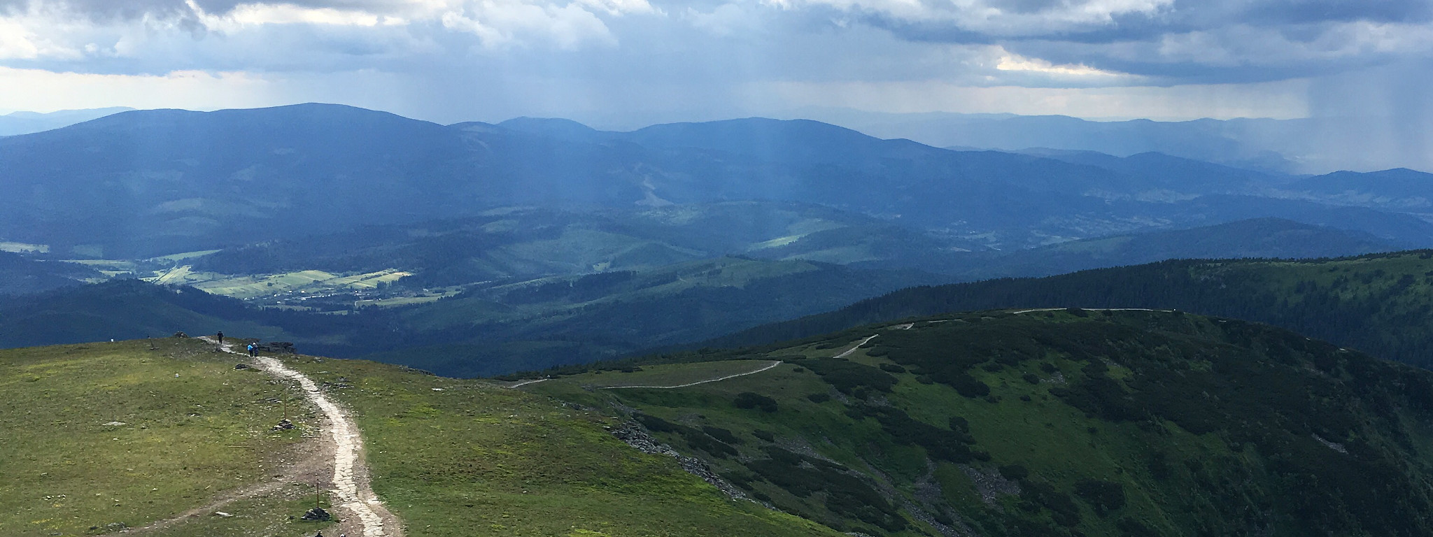 Widok ze szczytu Babiej Góry na otaczające go łańcuchy górskie