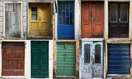 Wiele drzwi o różnych kształtach, wymiarach i kolorach