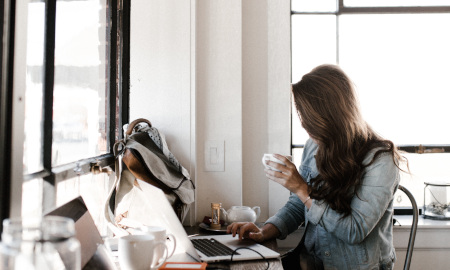 Kobieta spisująca swoje myśli na laptopie.